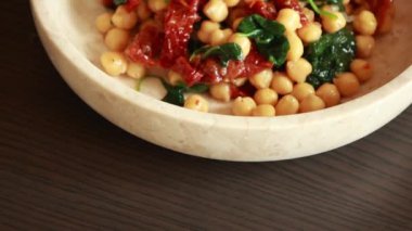 Nohutlu sağlıklı salata, kurutulmuş güneş domatesleri, ve ıspanak kasesi - Yakın plan