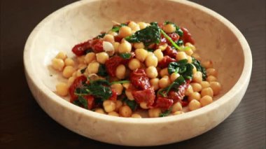 Nohutlu sağlıklı salata, kurutulmuş güneş domatesleri, ve ıspanak kasesi - Yakın plan