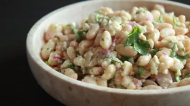Feta ve Red Onion Close-Up ile bir kasede beyaz fasulye salatası.