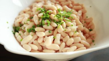 Beyaz Fasulye Salatası Yakın plan Hazırlanıyor