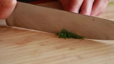 Tahta kesim tahtasında taze soğan doğrama - Yakın çekim