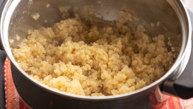 Küçük bir kapta kinoa pişiriyorum.