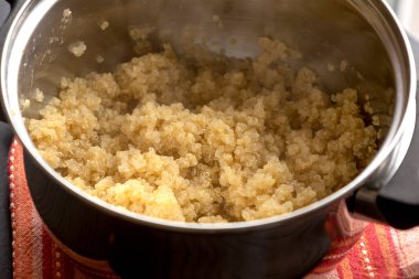 Küçük bir kapta kinoa pişiriyorum.