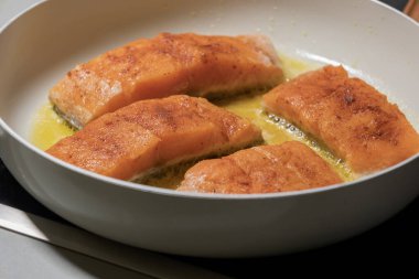 Tereyağlı Banyo 'da çiğ somon filetosu Beyaz Tavada Pişmeye Başlıyor