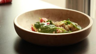 Quinoa, Avokado, Tohum ve Peynir Yakın Çekim Sağlıklı Salata