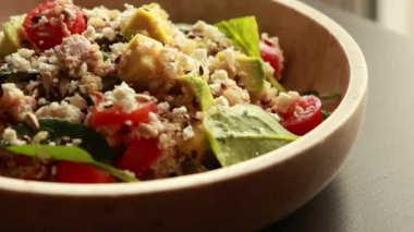 Quinoa, Avokado, Tohum ve Peynir Yakın Çekim Sağlıklı Salata