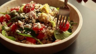 Quinoa, Avokado, Tohum ve Peynir Yakın Çekim Sağlıklı Salata