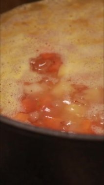 Ocağın üstündeki tencerede sebze çorbası kaynıyor.