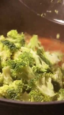 Sebze çorbasına taze brokoli ekliyorum.