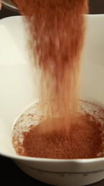 Çikolatalı kurabiyeleri yakın plan yapmak için bileşenleri birleştirerek hamur yapmak.