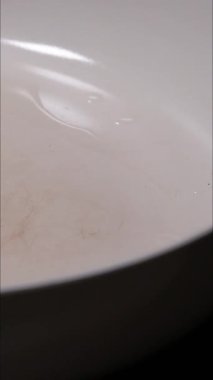 Beyaz bir tavada pişen lezzetli ve sağlıklı muzlu gözlemelerin yakın çekimi.