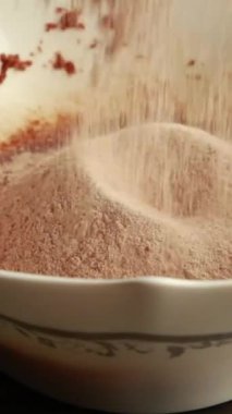 Çikolatalı kurabiyeleri yakın plan yapmak için bileşenleri birleştirerek hamur yapmak.