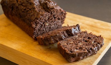 Yeni dilimlenmiş muzlu çikolatalı ekmeğin yakın çekimi, nemli dokusunu gösteriyor, zengin çikolata kıvrımları