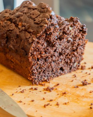 Yeni dilimlenmiş muzlu çikolatalı ekmeğin yakın çekimi, nemli dokusunu gösteriyor, zengin çikolata kıvrımları