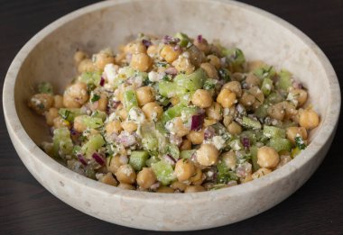 Nohut, salatalık ve yakın plan peynirli lezzetli sağlıklı salata.