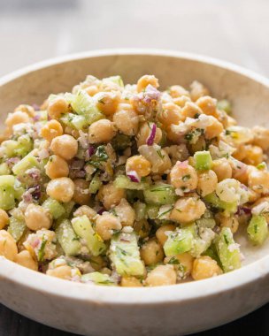 Nohut, salatalık ve yakın plan peynirli lezzetli sağlıklı salata.