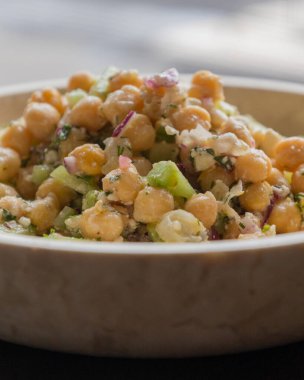 Nohut, salatalık ve yakın plan peynirli lezzetli sağlıklı salata.