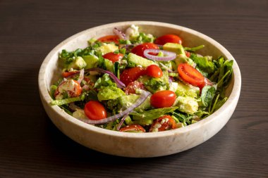 Marul, domates, salatalık ve peynirli taze bahar salatası.