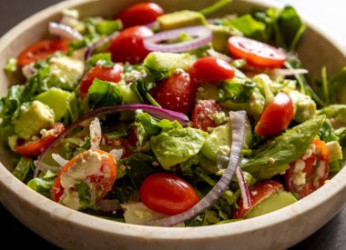 Marul, domates, salatalık ve peynirli taze bahar salatası.