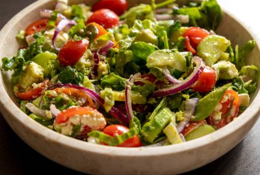 Marul, domates, salatalık ve peynirli taze bahar salatası.