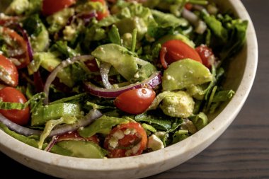 Marul, domates, salatalık ve peynirli taze bahar salatası.