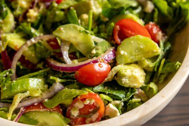 Marul, domates, salatalık ve peynirli taze bahar salatası.