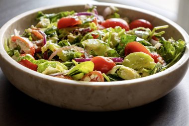 Marul, domates, salatalık ve peynirli taze bahar salatası.