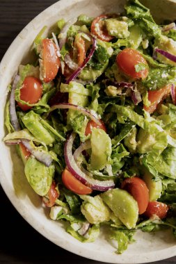 Marul, domates, salatalık ve peynirli taze bahar salatası.