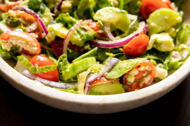 Marul, domates, salatalık ve peynirli taze bahar salatası.