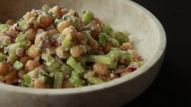 Nohut, salatalık ve yakın plan peynirli lezzetli sağlıklı salata.
