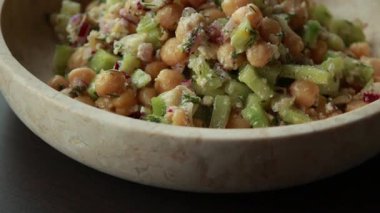 Nohut, salatalık ve yakın plan peynirli lezzetli sağlıklı salata.