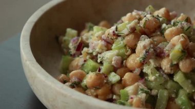 Nohut, salatalık ve yakın plan peynirli lezzetli sağlıklı salata.