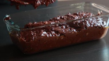 Muzlu çikolatalı ekmek yapmak için çiğ hamur.
