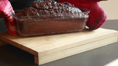  Taze pişmiş çikolatalı muzlu ekmek. Sağlıklı. Yakın plan yemek.