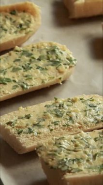 Taze sarımsaklı ekmek tereyağı ve otla hazırlanıyor.