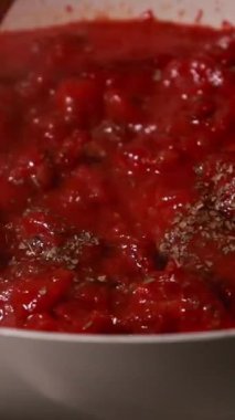  Beyaz tavada kaynayan kırmızı domates sosu.