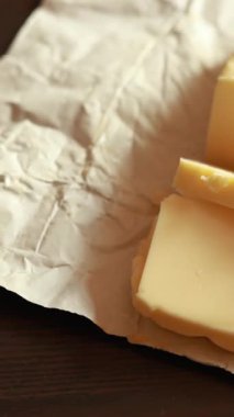 Taze bir tereyağı dilimlemek, pürüzsüz dokuyu ve kremalı katmanları göstermek.