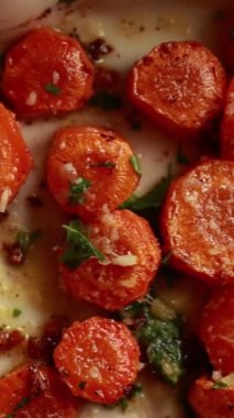 Maydanozlu havuç ve parmesan peyniri yakından.