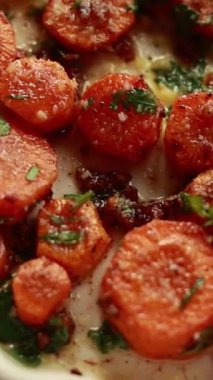 Maydanozlu havuç ve parmesan peyniri yakından.