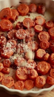 Maydanozlu havuç ve parmesan peyniri yakından.