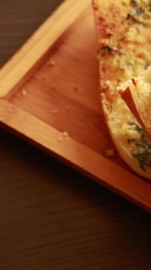 Lezzetli sarımsaklı ekmek.