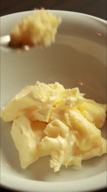 Sarımsak ve maydanoz yağı hazırlıyorum.