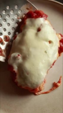  Domates soslu tavuk göğsü ve mozzarella peyniri yakından.