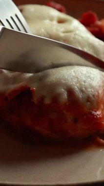  Domates soslu tavuk göğsü ve mozzarella peyniri yakından.