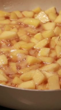 Tereyağlı ve şekerli karamelli elma kesimi.