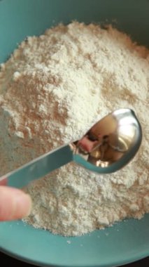 Unu baharatlarla karıştırıyorum.