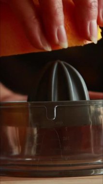 Bardakta taze sıkılmış portakal suyu yakın plan çekimi.