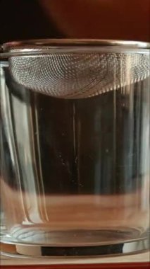 Bardakta taze sıkılmış portakal suyu yakın plan çekimi.