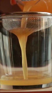 Bardakta taze sıkılmış portakal suyu yakın plan çekimi.