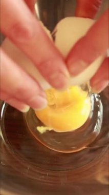 Cam bir kasede yumurta kırıyorum.